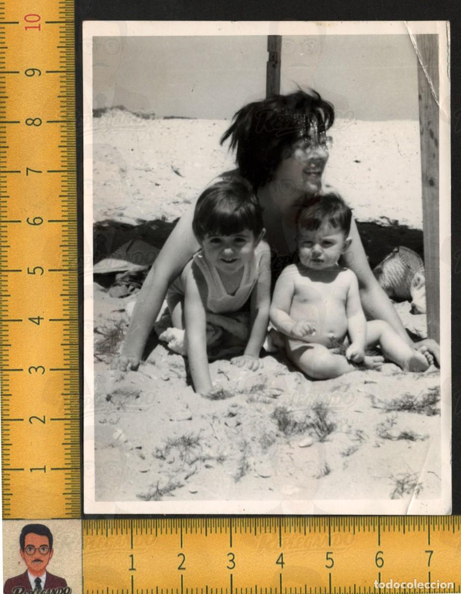 Fotograf&iacute;a antigua: MADRE CON DOS HIJOS PLAYA MATERNIDAD INFANCIA FELIZ VERANO - FOTO ANTIGUA ART&Iacute;STICA A&Ntilde;OS 60