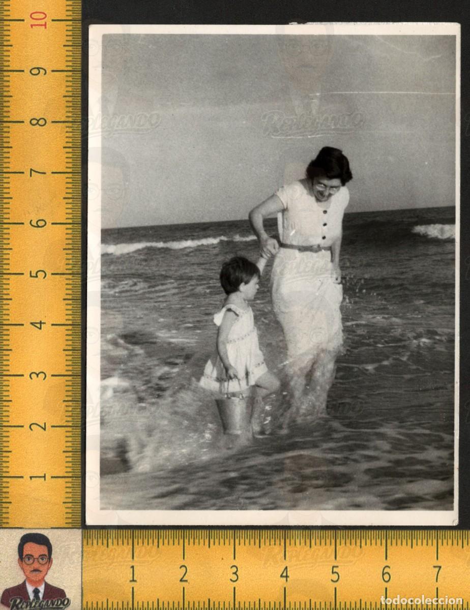 Fotograf&iacute;a antigua: MUJER Y NI&Ntilde;A COGIDAS MANO JUGANDO CON OLAS PLAYA MAR VERANO - FOTO ANTIGUA ART&Iacute;STICA A&Ntilde;OS 60