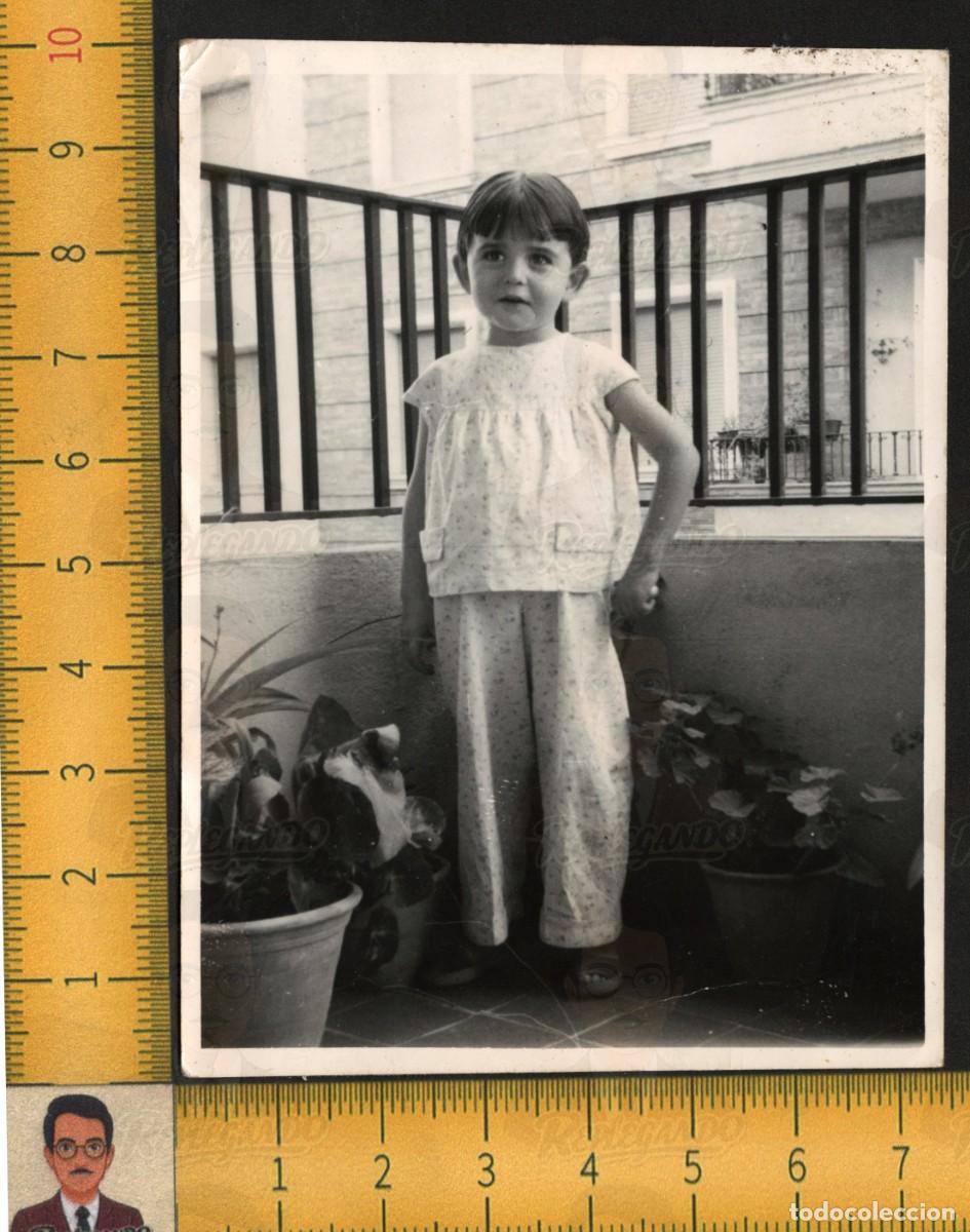 Fotograf&iacute;a antigua: SIMP&Aacute;TICA NI&Ntilde;A POSANDO BALC&Oacute;N MACETAS FLORES INFANCIA - FOTOGRAF&Iacute;A ANTIGUA ART&Iacute;STICA A&Ntilde;OS 60