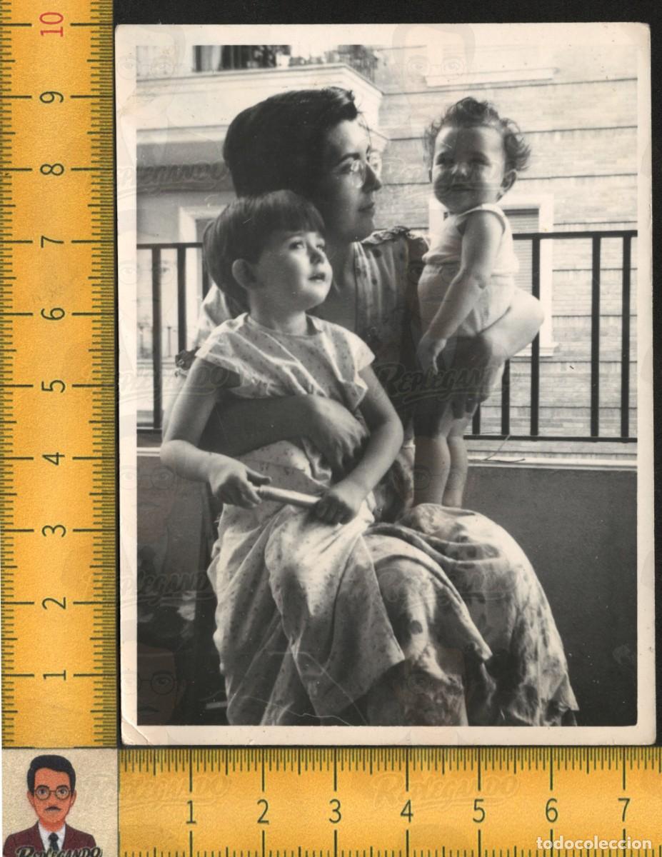 Fotograf&iacute;a antigua: MADRE CON DOS HIJOS NI&Ntilde;OS POSANDO BALC&Oacute;N - FOTOGRAF&Iacute;A ANTIGUA ART&Iacute;STICA A&Ntilde;OS 60 MATERNIDAD
