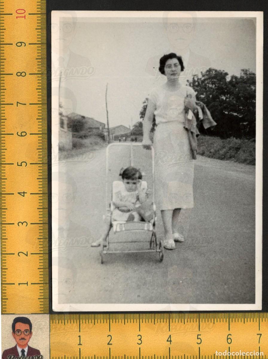 Fotograf&iacute;a antigua: ELEGANTE MUJER PASEANDO NI&Ntilde;A EN CARRICOCHE COCHECITO ANTIGUO CALLE - FOTOGRAF&Iacute;A A&Ntilde;OS 60