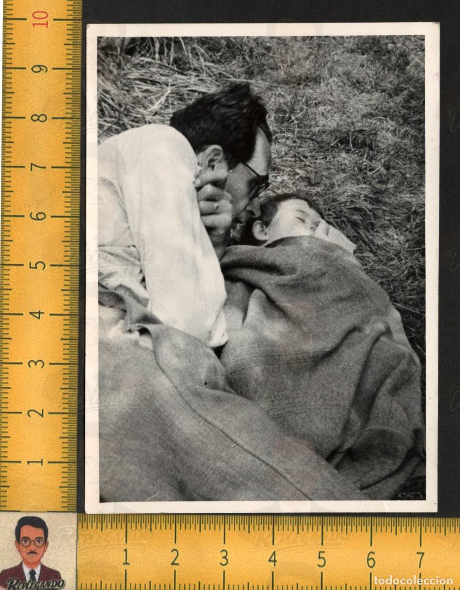 Fotograf&iacute;a antigua: PADRE CONTEMPLANDO HIJO DORMIDO CAMPO TERNURA PATERNIDAD - FOTOGRAF&Iacute;A ANTIGUA ART&Iacute;STICA A&Ntilde;OS 60