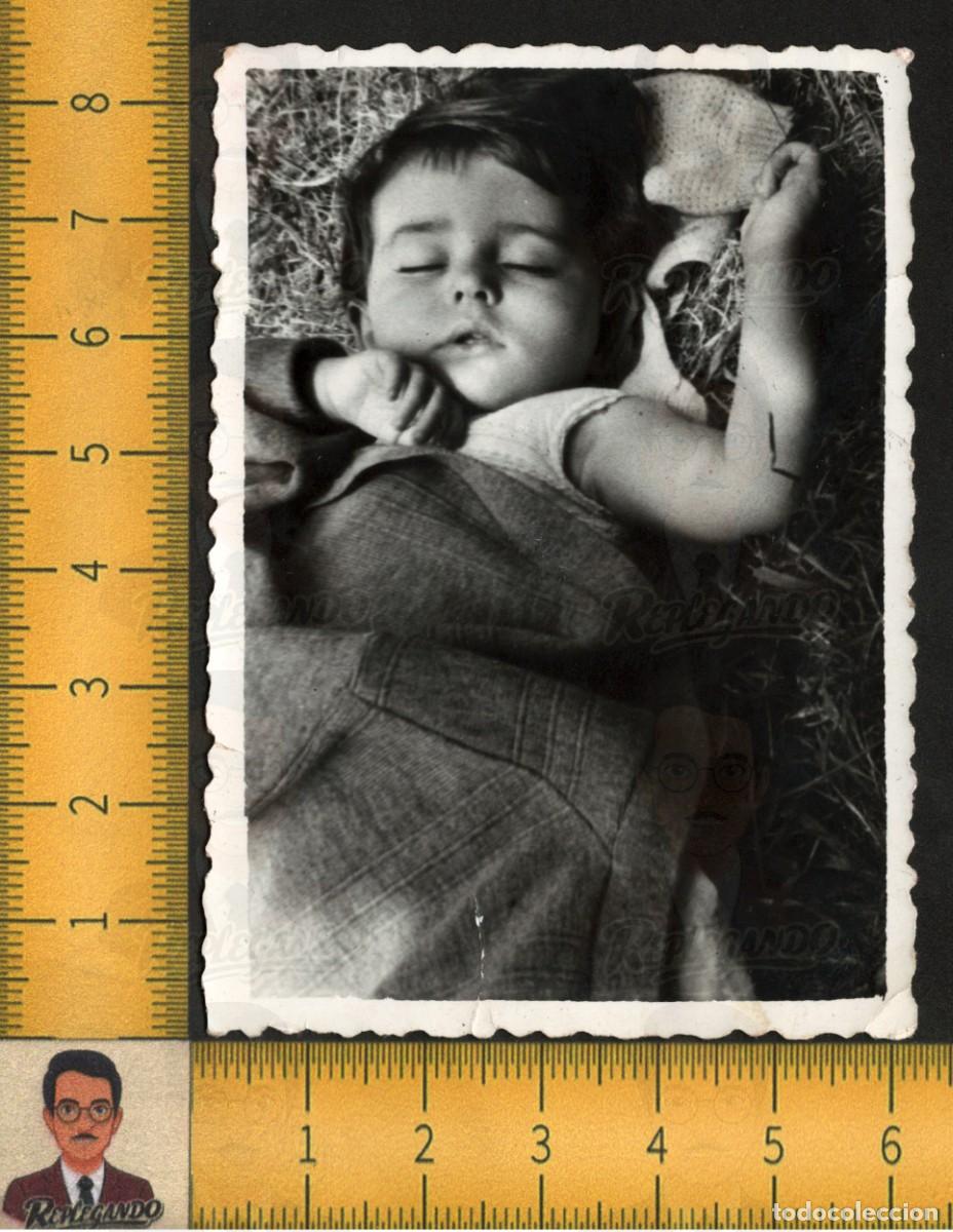 Fotograf&iacute;a antigua: NI&Ntilde;O DURMIENDO PL&Aacute;CIDAMENTE PRADO ARROPADO CHAQUETA - FOTOGRAF&Iacute;A ANTIGUA ART&Iacute;STICA A&Ntilde;OS 60