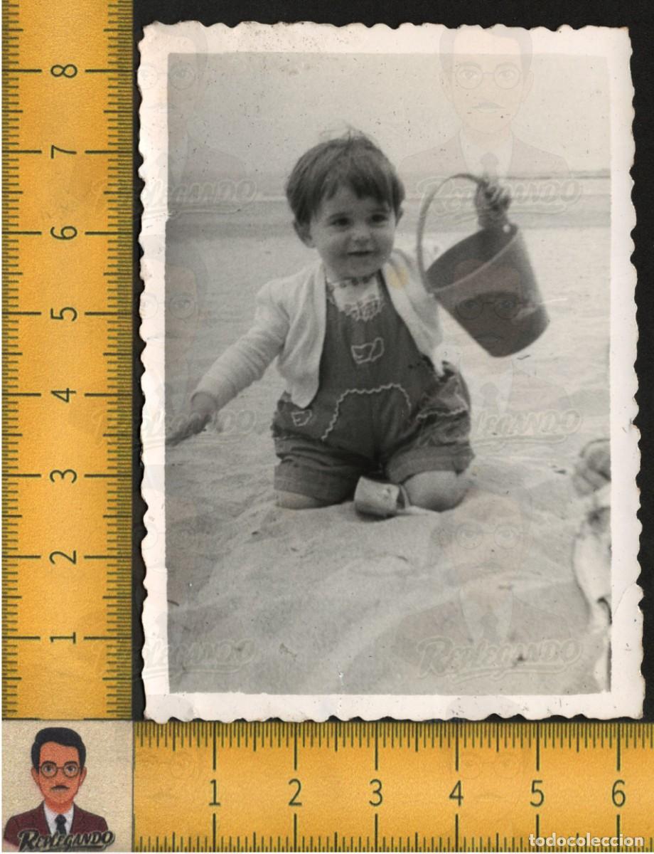 Fotograf&iacute;a antigua: SIMP&Aacute;TICA NI&Ntilde;A JUGANDO CUBO ARENA PLAYA VERANO INFANCIA - FOTOGRAF&Iacute;A ANTIGUA A&Ntilde;OS 50/60