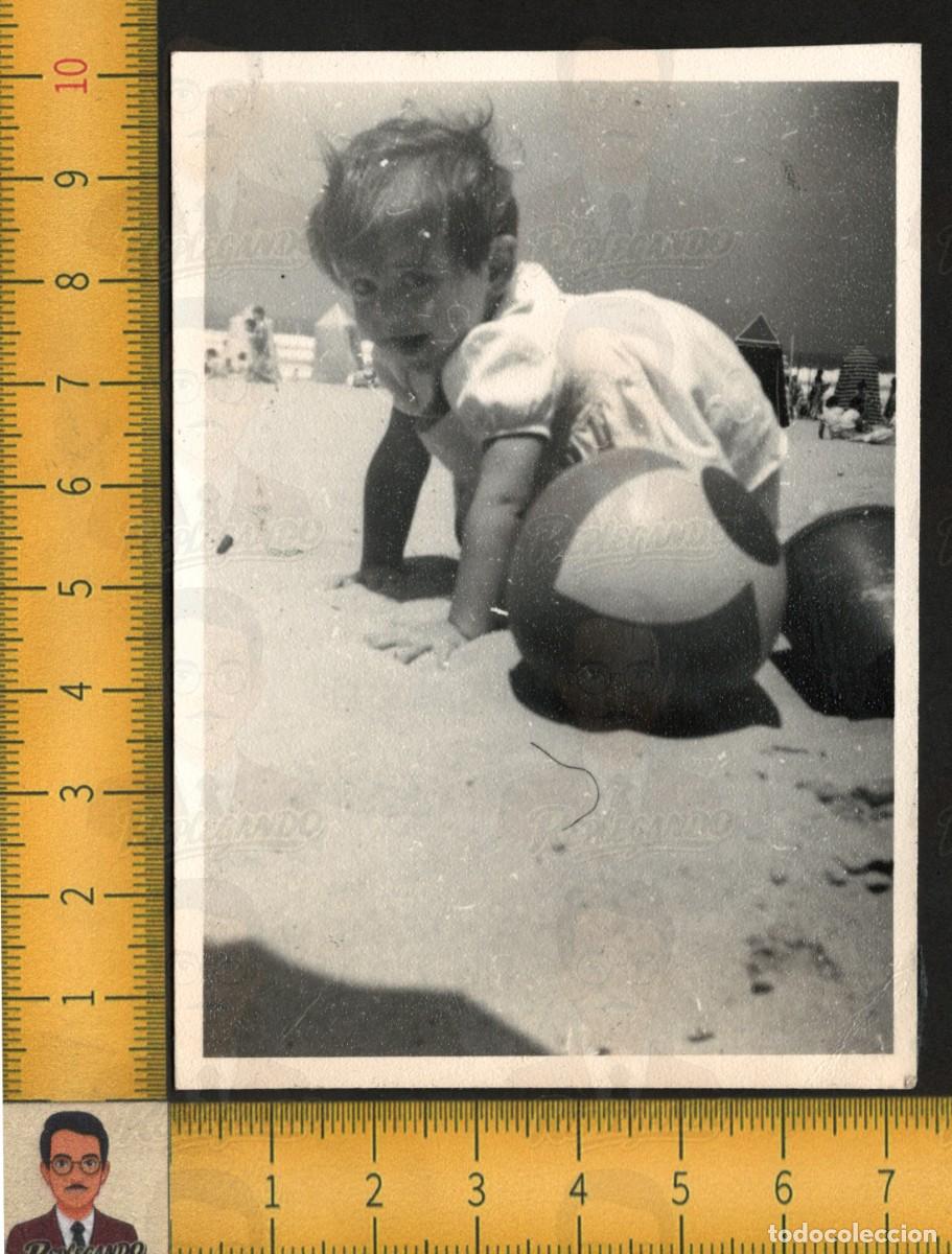 Fotograf&iacute;a antigua: NI&Ntilde;A JUGANDO PELOTA PLAYA ARENA VERANO CASETAS BA&Ntilde;O - FOTOGRAF&Iacute;A ANTIGUA A&Ntilde;OS 50/60
