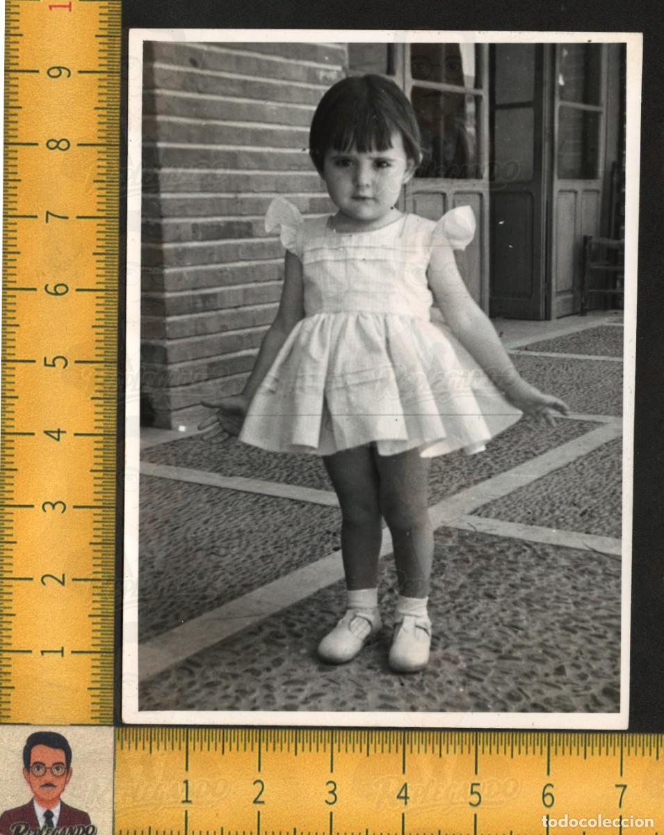 Fotograf&iacute;a antigua: SIMP&Aacute;TICA NI&Ntilde;A FELIZ FLEQUILLO VESTIDO ZAPATOS BLANCOS POSANDO - FOTOGRAF&Iacute;A ANTIGUA A&Ntilde;OS 60 INFANCIA