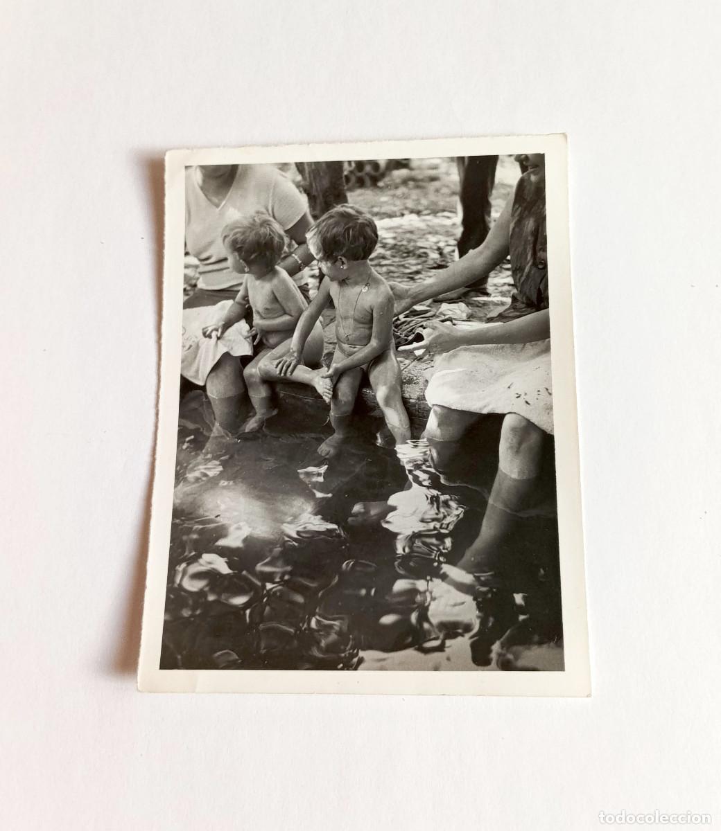 Fotograf&iacute;a antigua: Fotograf&iacute;a antigua - Ni&ntilde;as peque&ntilde;as ba&ntilde;&aacute;ndose en el r&iacute;o - A&ntilde;o 1962