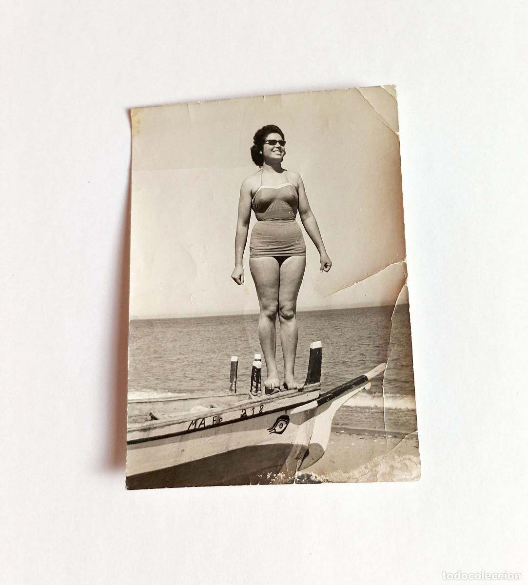 Fotograf&iacute;a antigua: Fotograf&iacute;a antigua - Mujer joven en ba&ntilde;ador sobre barca - A&ntilde;o 1958