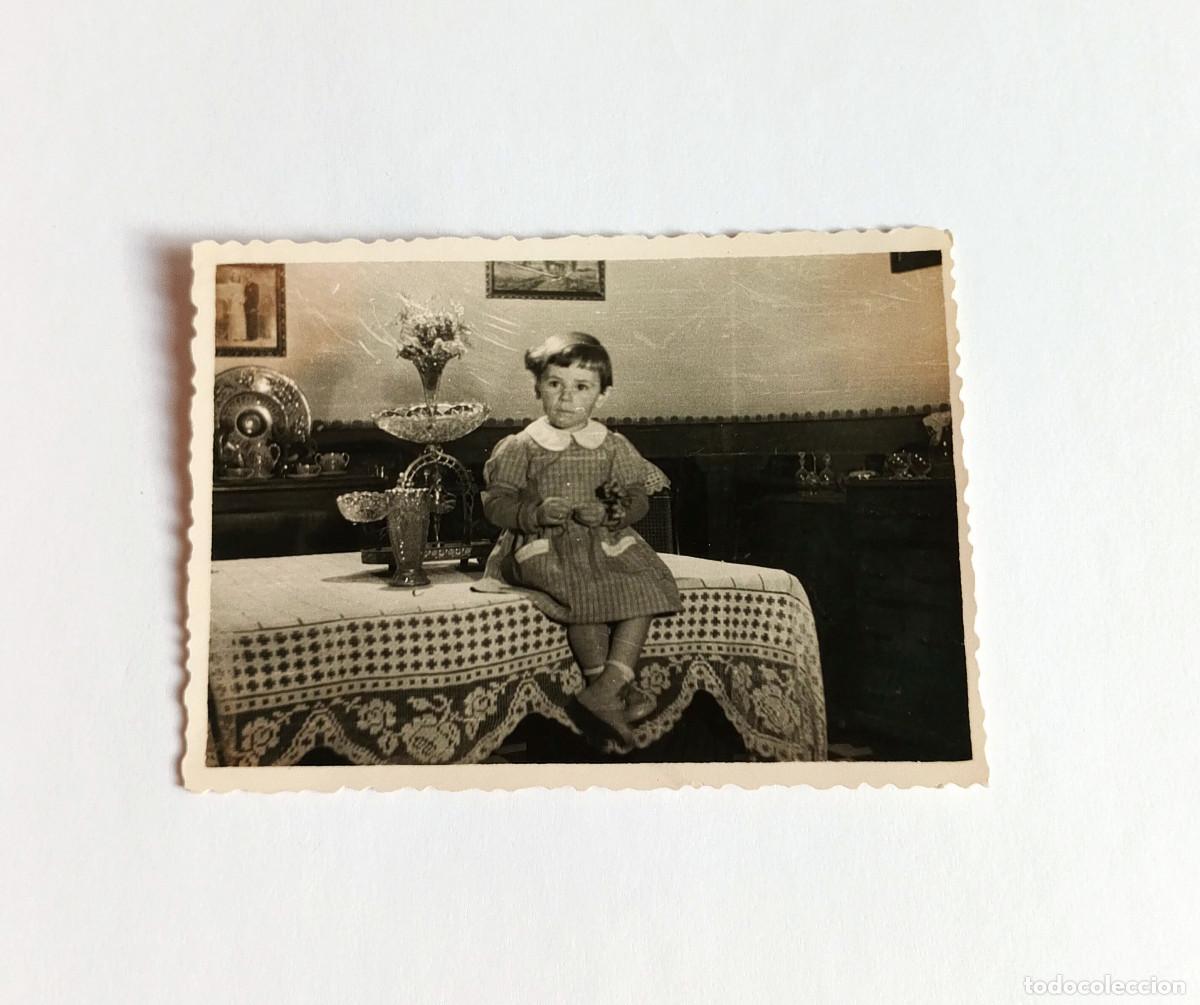 Fotograf&iacute;a antigua: Fotograf&iacute;a antigua - Ni&ntilde;a sentada en una mesa - A&ntilde;o 1957