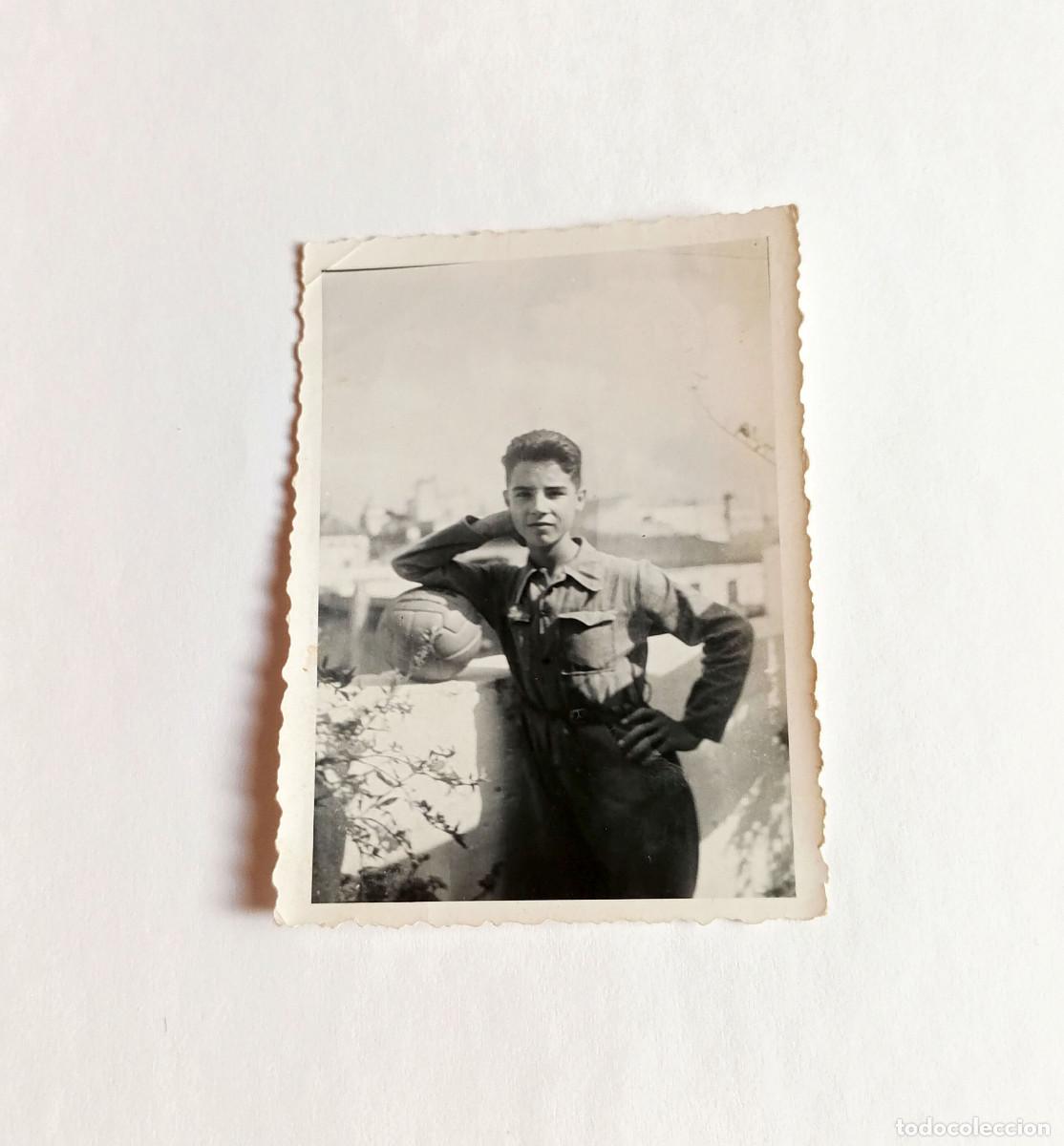 Fotograf&iacute;a antigua: Fotograf&iacute;a antigua - Chico joven con bal&oacute;n de f&uacute;tbol de cuero - A&ntilde;o 1945