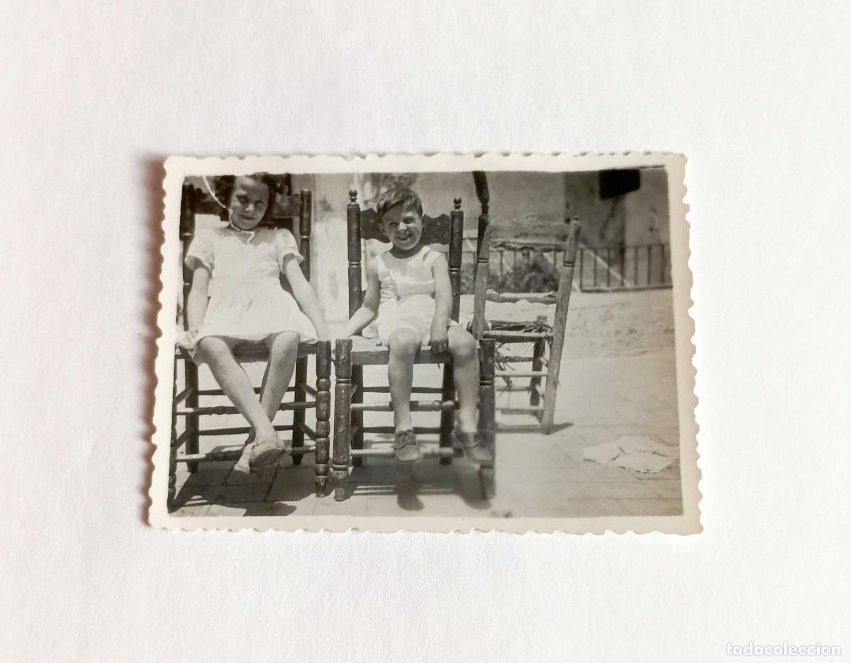 Fotograf&iacute;a antigua: Fotograf&iacute;a antigua - Pareja de ni&ntilde;o y ni&ntilde;a sentados en sillas de enea - A&ntilde;o 1946