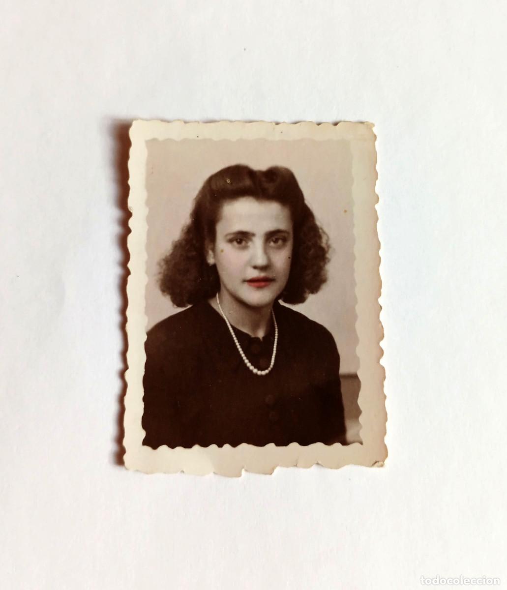 Fotograf&iacute;a antigua: Fotograf&iacute;a antigua - Retrato tama&ntilde;o cartera de mujer joven - A&ntilde;os 40