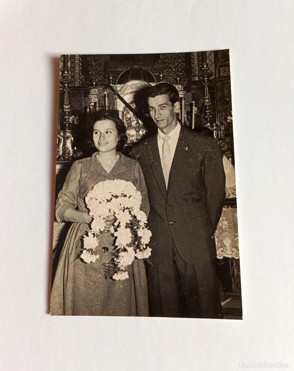 Fotograf&iacute;a antigua: Fotograf&iacute;a antigua - Novios ante el Sagrario del altar de una iglesia - A&ntilde;os 60