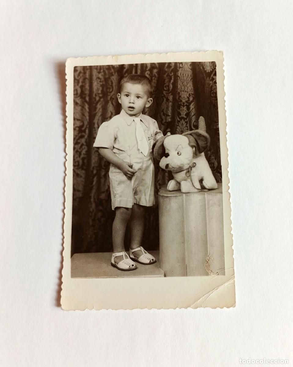 Fotograf&iacute;a antigua: Fotograf&iacute;a antigua - Retrato de ni&ntilde;o peque&ntilde;o con perro de peluche - A&ntilde;os 50