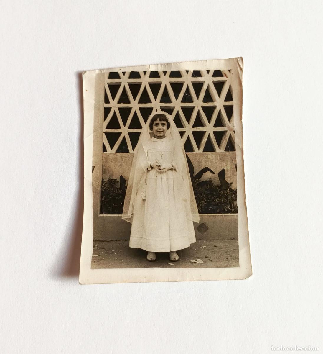 Fotograf&iacute;a antigua: Fotograf&iacute;a antigua - Ni&ntilde;a con vestido de Primera Comuni&oacute;n - A&ntilde;os 60