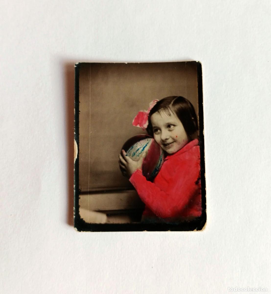 Fotograf&iacute;a antigua: Fotograf&iacute;a antigua - Ni&ntilde;a con pelota, coloreada - A&ntilde;os 30