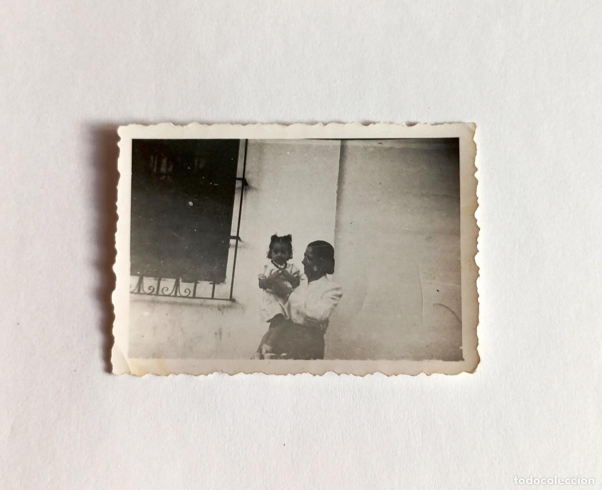 Fotograf&iacute;a antigua: Fotograf&iacute;a antigua - Mujer con ni&ntilde;a en brazos - A&ntilde;os 50