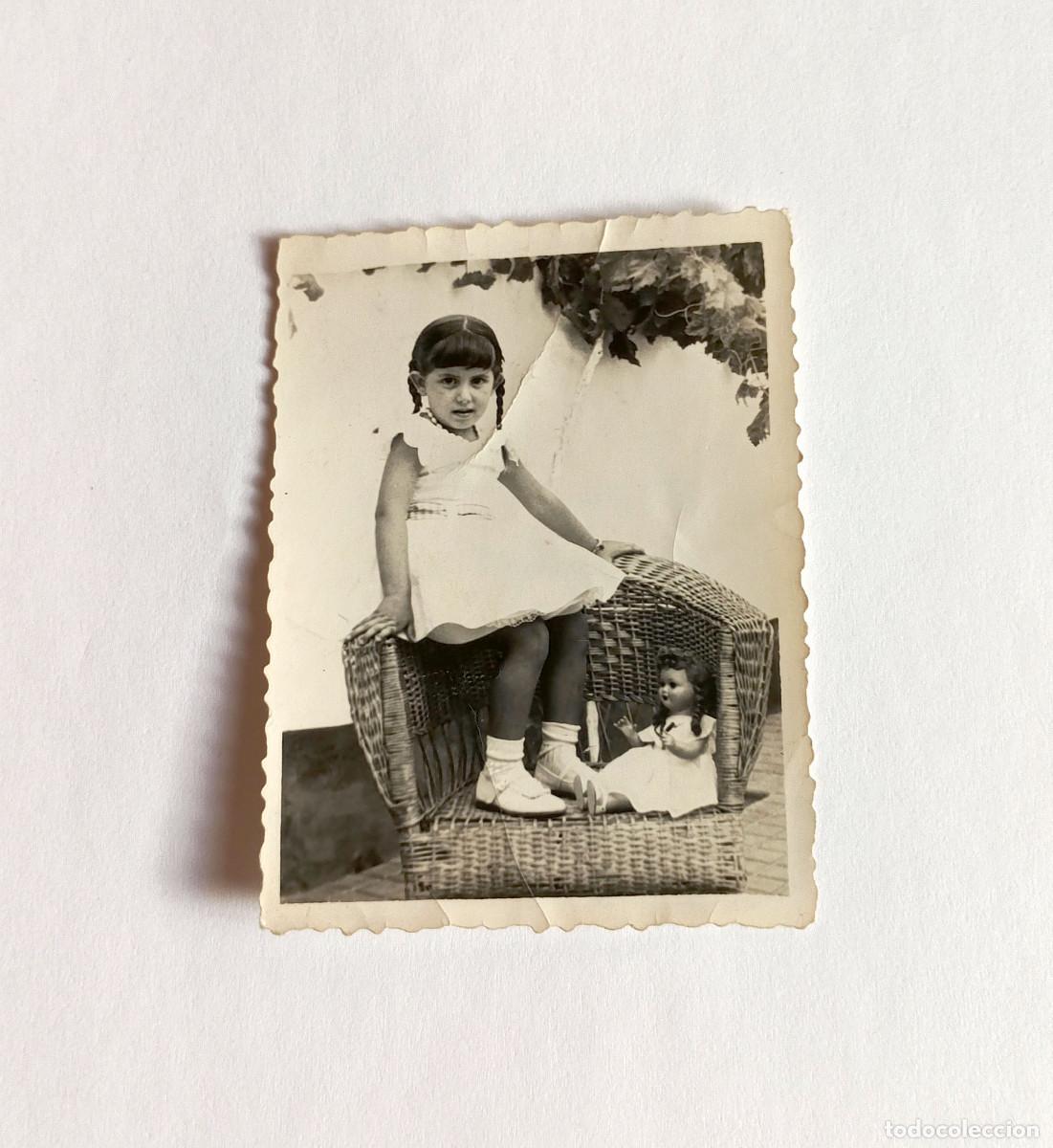 Fotograf&iacute;a antigua: Fotograf&iacute;a antigua - Ni&ntilde;a en sill&oacute;n de mimbre con mu&ntilde;eca de cart&oacute;n piedra - A&ntilde;o 1958