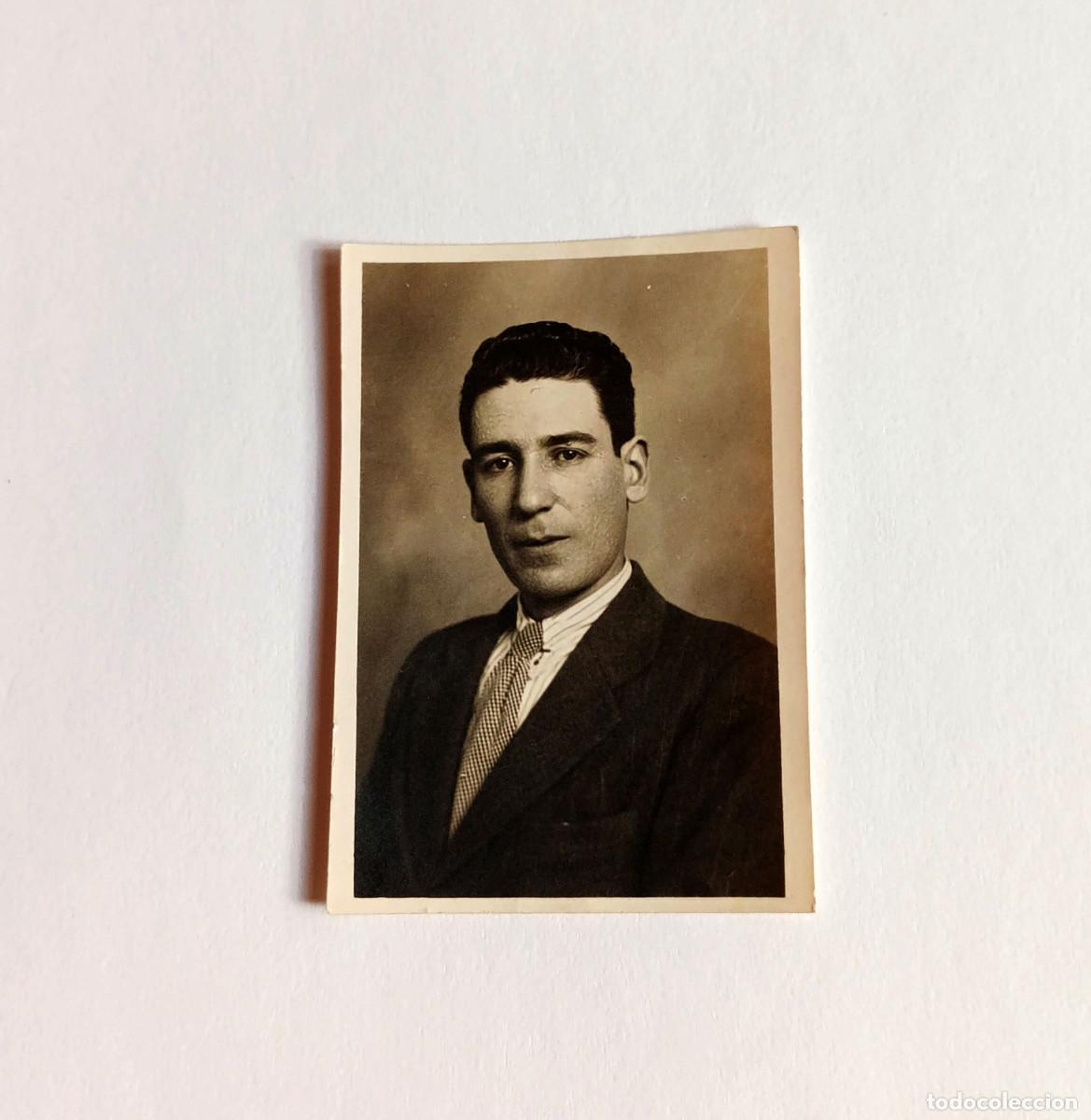 Fotograf&iacute;a antigua: Fotograf&iacute;a antigua - Retrato de hombre joven con traje y corbata - A&ntilde;os 40