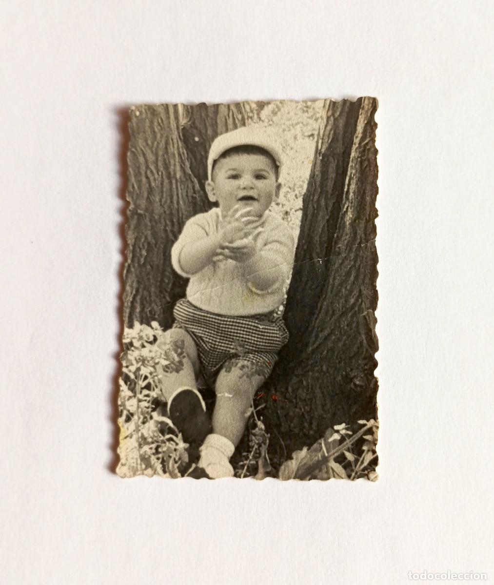 Fotograf&iacute;a antigua: Fotograf&iacute;a antigua - Ni&ntilde;o peque&ntilde;o o beb&eacute; tocando las palmas - A&ntilde;os 50