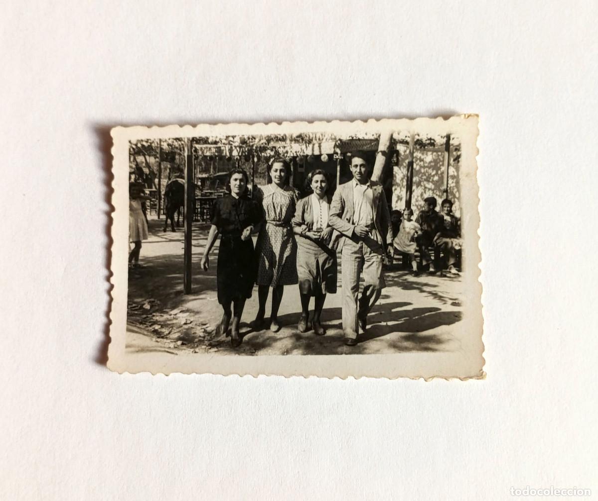 Fotograf&iacute;a antigua: Fotograf&iacute;a antigua - Grupo de tres mujeres y un hombre paseando en una feria - A&ntilde;os 50