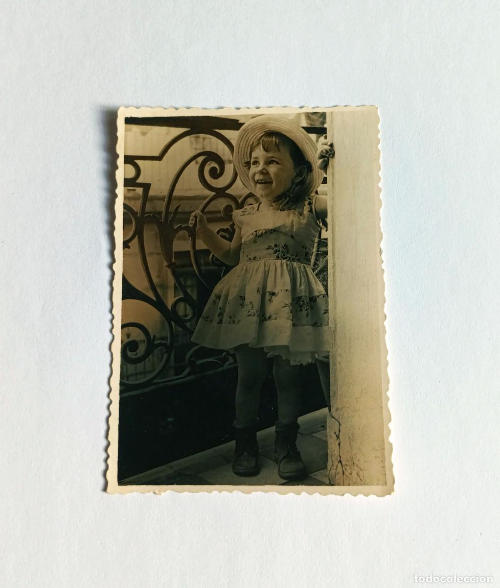 Fotograf&iacute;a antigua: Fotograf&iacute;a antigua - Ni&ntilde;a en balc&oacute;n con vestido de verano - A&ntilde;o 1957