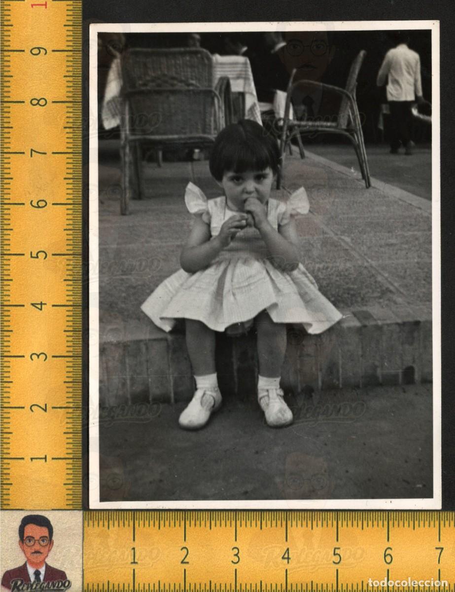 Fotograf&iacute;a antigua: SIMP&Aacute;TICA NI&Ntilde;A COMIENDO BIZCOCHO SENTADA VESTIDO VOLANTES - FOTOGRAF&Iacute;A ANTIGUA A&Ntilde;OS 60 INFANCIA