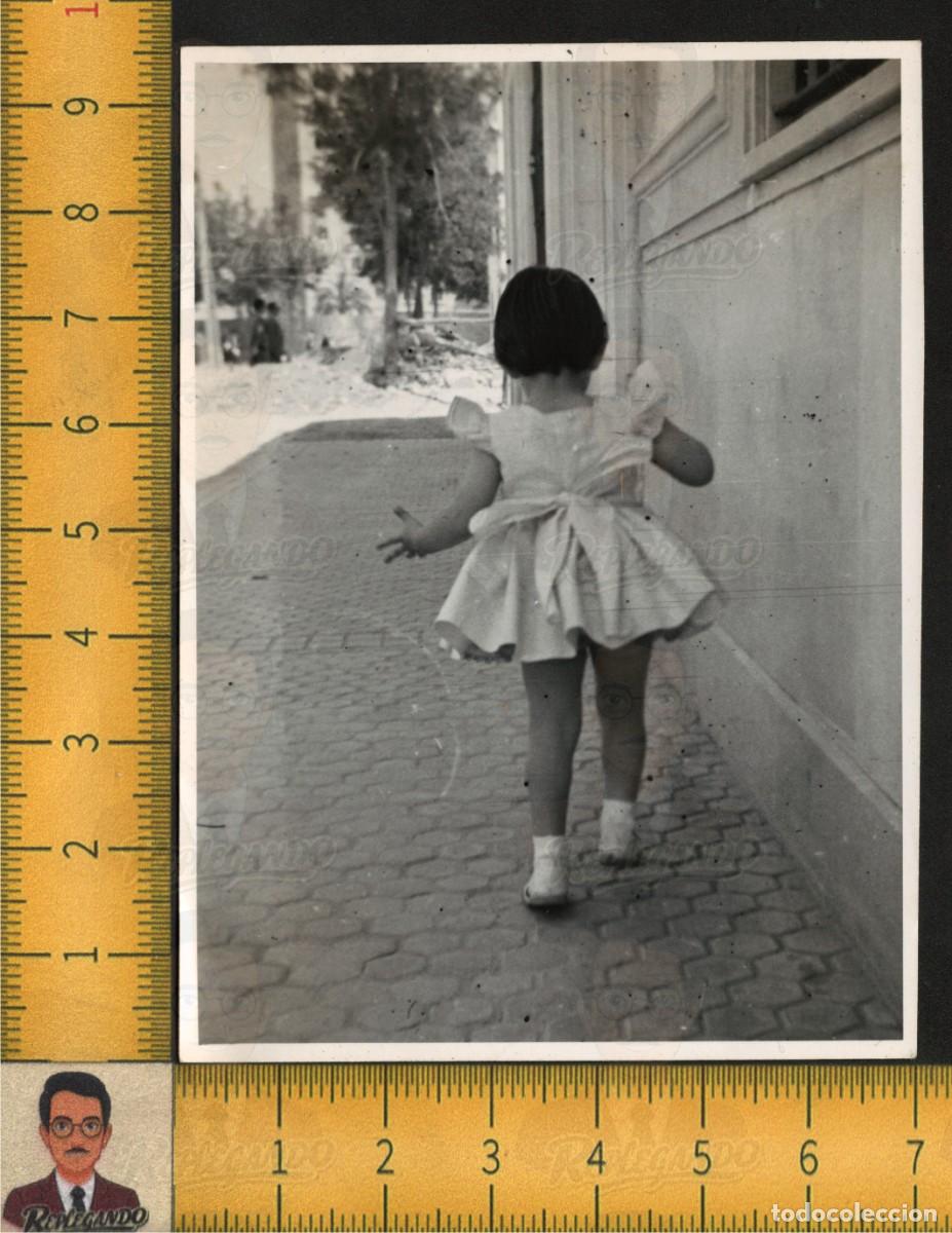 Fotograf&iacute;a antigua: NI&Ntilde;A ESPALDAS CAMINANDO VESTIDO LAZO CALLE - FOTOGRAF&Iacute;A ANTIGUA ART&Iacute;STICA A&Ntilde;OS 60 INFANCIA