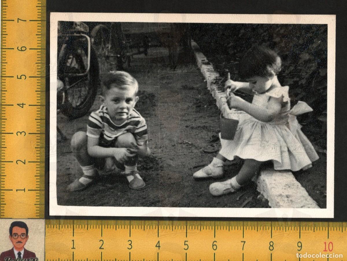 Fotograf&iacute;a antigua: NI&Ntilde;O AGACHADO NI&Ntilde;A SENTADA CUBO PALA JUGUETES JUGANDO - FOTOGRAF&Iacute;A ANTIGUA A&Ntilde;OS 60 INFANCIA