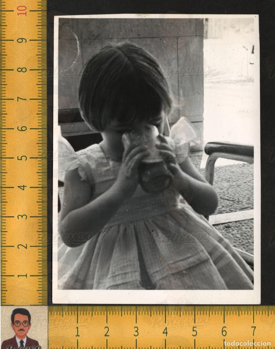 Fotograf&iacute;a antigua: SIMP&Aacute;TICA NI&Ntilde;A BEBIENDO VASO FLEQUILLO VESTIDO - FOTOGRAF&Iacute;A ANTIGUA A&Ntilde;OS 60 INFANCIA