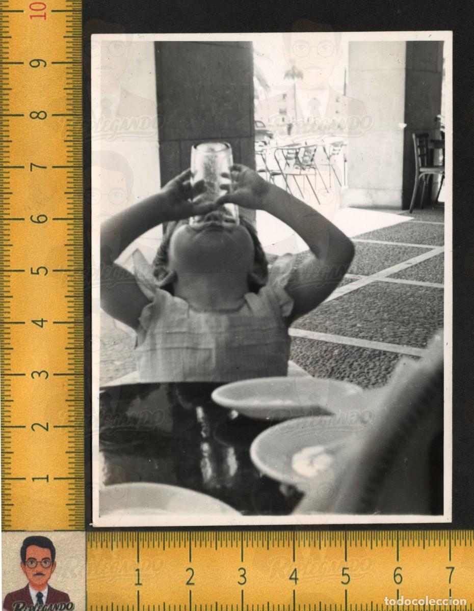 Fotograf&iacute;a antigua: SIMP&Aacute;TICA NI&Ntilde;A APURANDO VASO TERRAZA BAR - FOTOGRAF&Iacute;A ANTIGUA ART&Iacute;STICA A&Ntilde;OS 60 INFANCIA FELIZ