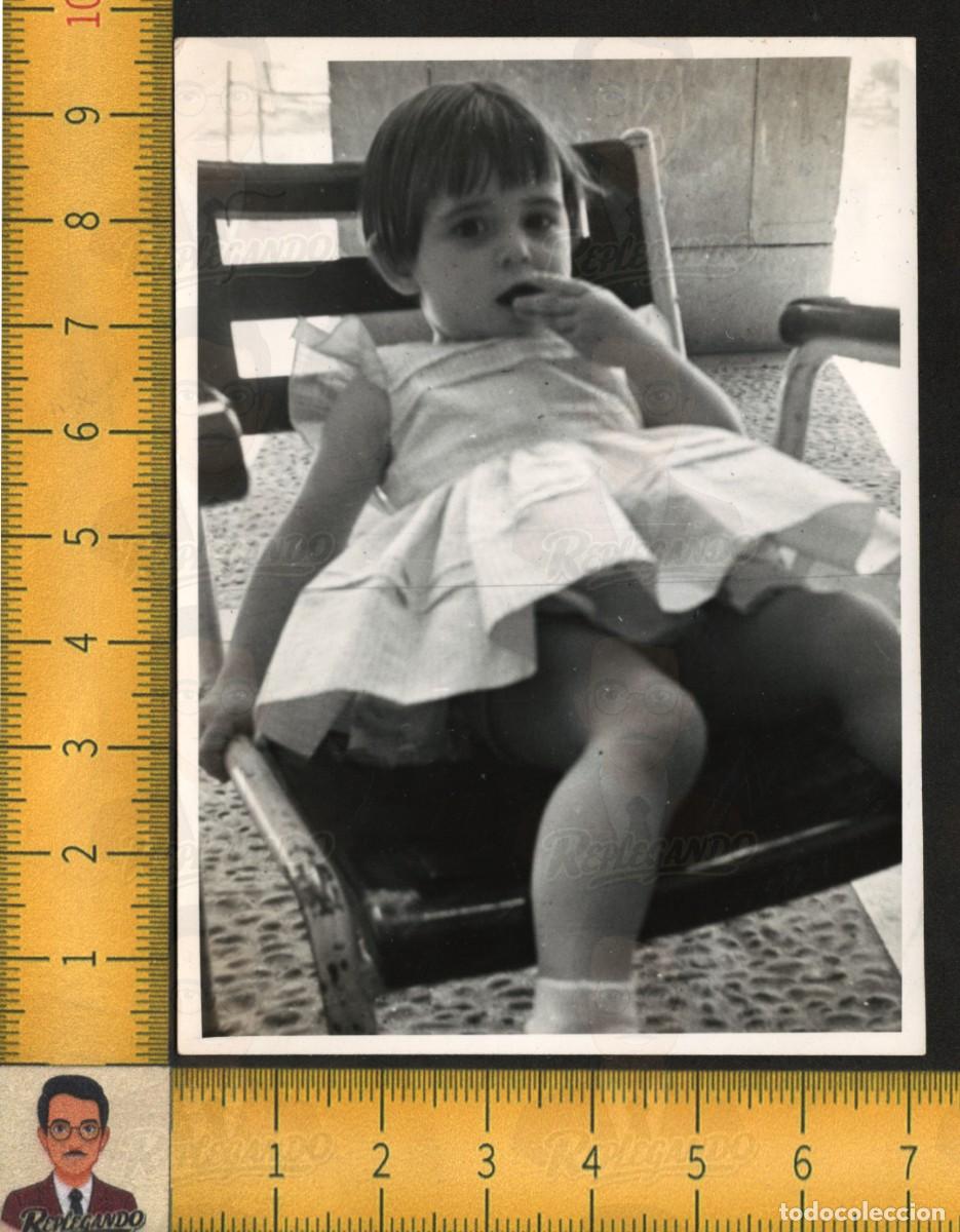 Fotograf&iacute;a antigua: SIMP&Aacute;TICA NI&Ntilde;A RECOSTADA SILLA TERRAZA VESTIDO VOLANTES - FOTOGRAF&Iacute;A ANTIGUA A&Ntilde;OS 60 INFANCIA
