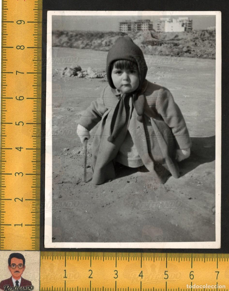 Fotograf&iacute;a antigua: SIMP&Aacute;TICA NI&Ntilde;A ABRIGO CAPUCHA JUGANDO PALO ARENA PLAYA - FOTOGRAF&Iacute;A ANTIGUA A&Ntilde;OS 60 INFANCIA