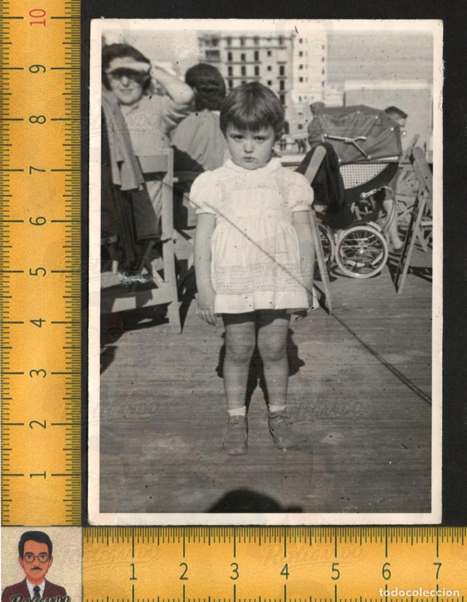 Fotograf&iacute;a antigua: NI&Ntilde;A VESTIDO BLANCO COCHECITO BEB&Eacute; ANTIGUO PASEO - FOTOGRAF&Iacute;A ANTIGUA A&Ntilde;OS 60 INFANCIA
