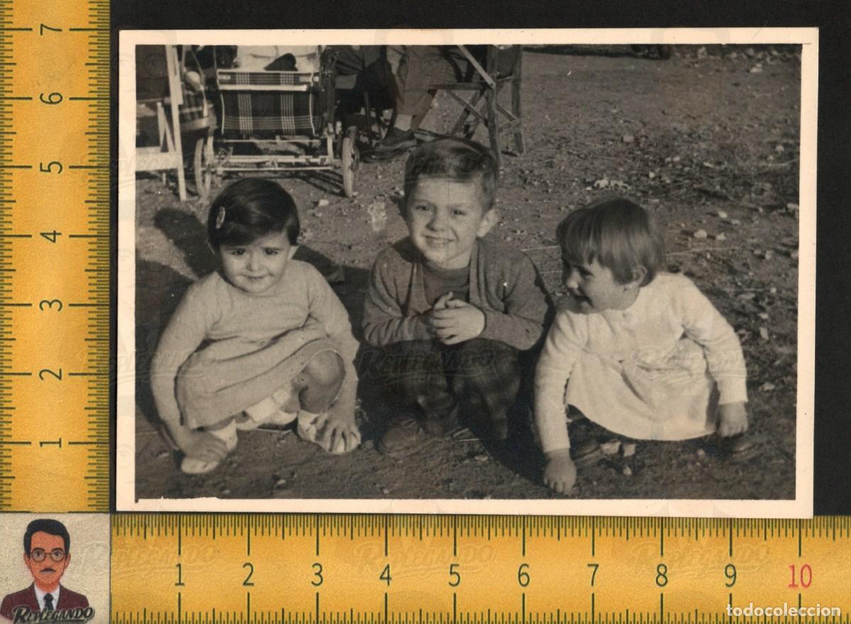 Fotograf&iacute;a antigua: TRES NI&Ntilde;OS PEQUE&Ntilde;OS POSAN CUCLILLAS - SONRISA FELIZ - FOTOGRAF&Iacute;A ANTIGUA A&Ntilde;O 1956 - ESPA&Ntilde;A INFANCIA