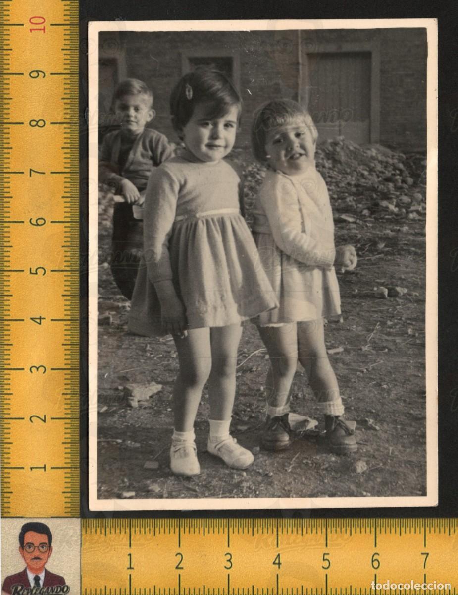 Fotograf&iacute;a antigua: DOS SIMP&Aacute;TICAS NI&Ntilde;AS SONRIENDO JUNTAS NI&Ntilde;O DETR&Aacute;S - FOTOGRAF&Iacute;A ANTIGUA A&Ntilde;OS 50 INFANCIA FELIZ