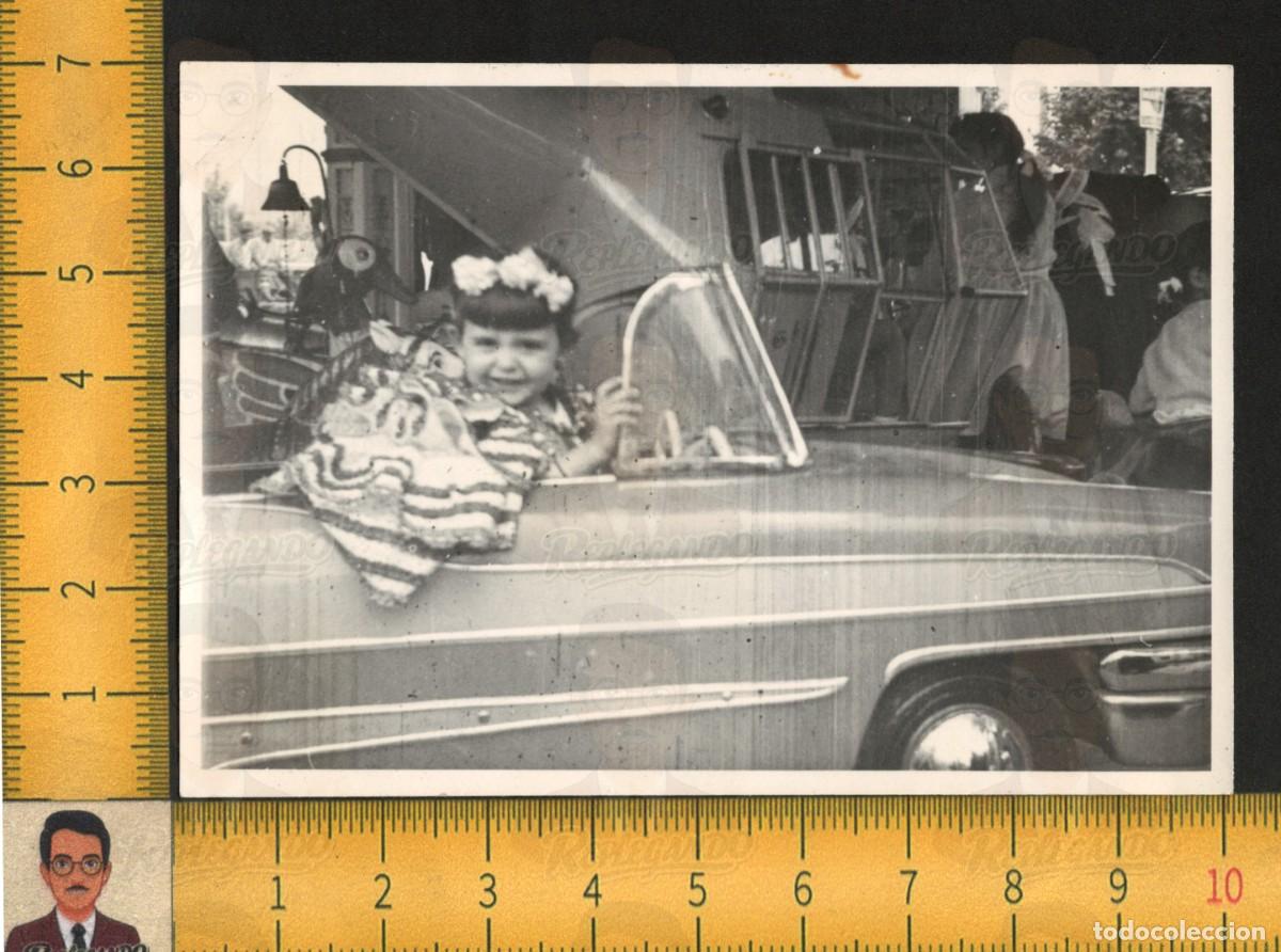 Fotograf&iacute;a antigua: NI&Ntilde;A FELIZ COCHE AMERICANO DESCAPOTABLE TIOVIVO CARRUSEL - FOTO ANTIGUA A&Ntilde;OS 50/60 FERIA