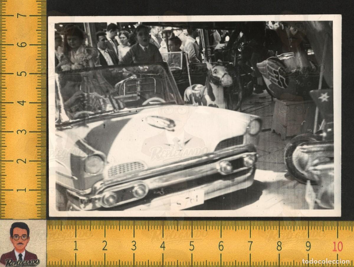 Fotograf&iacute;a antigua: NI&Ntilde;OS COCHE AMERICANO DESCAPOTABLE CABALLO TIOVIVO CARRUSEL - FOTO ANTIGUA A&Ntilde;OS 50/60 FERIA
