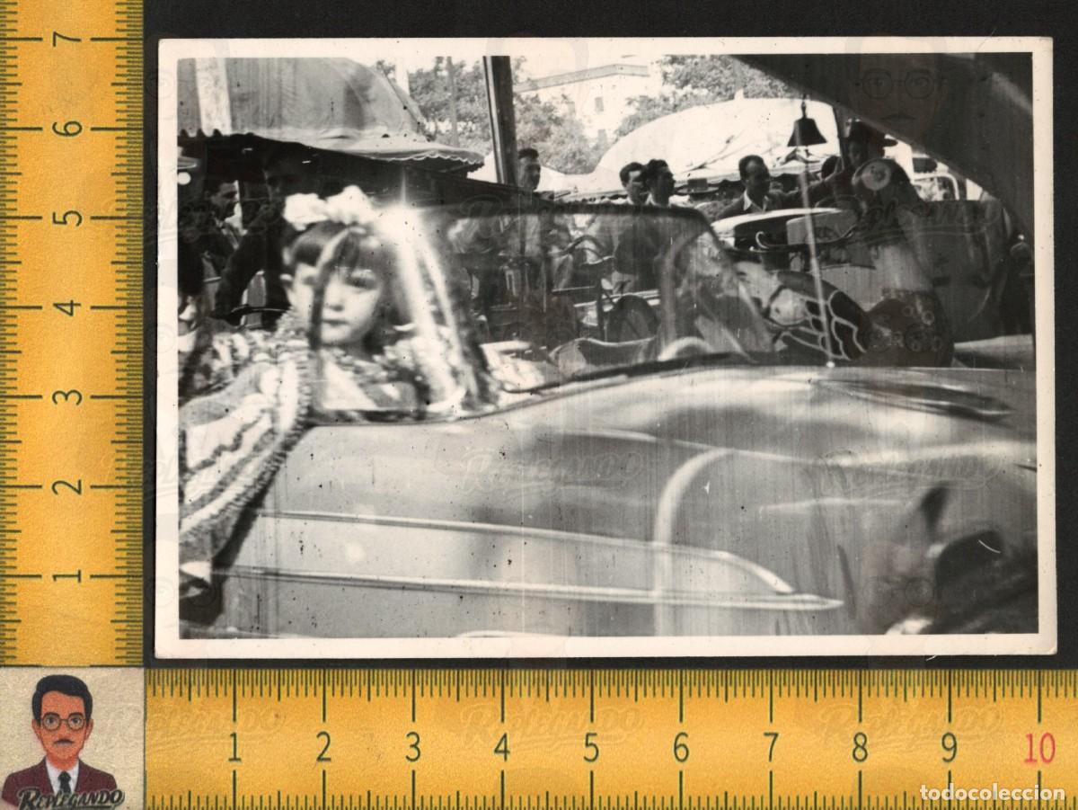 Fotograf&iacute;a antigua: NI&Ntilde;A COCHE DESCAPOTABLE PATO TIOVIVO CARRUSEL - FOTO ANTIGUA A&Ntilde;OS 50/60 FERIA ATRACCI&Oacute;N