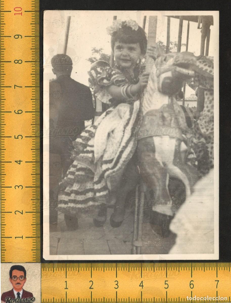 Fotograf&iacute;a antigua: NI&Ntilde;A FELIZ TRAJE FLAMENCA MONTADA CABALLO TIOVIVO CARRUSEL - FOTO ANTIGUA A&Ntilde;OS 50/60 FERIA