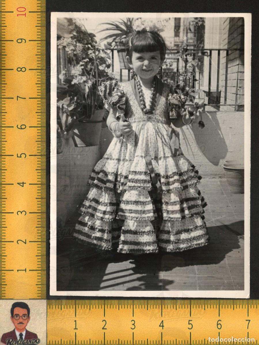 Fotograf&iacute;a antigua: NI&Ntilde;A FELIZ TRAJE FLAMENCA CASTA&Ntilde;UELAS MACETAS FLORES - FOTOGRAF&Iacute;A ANTIGUA A&Ntilde;OS 50/60 FERIA