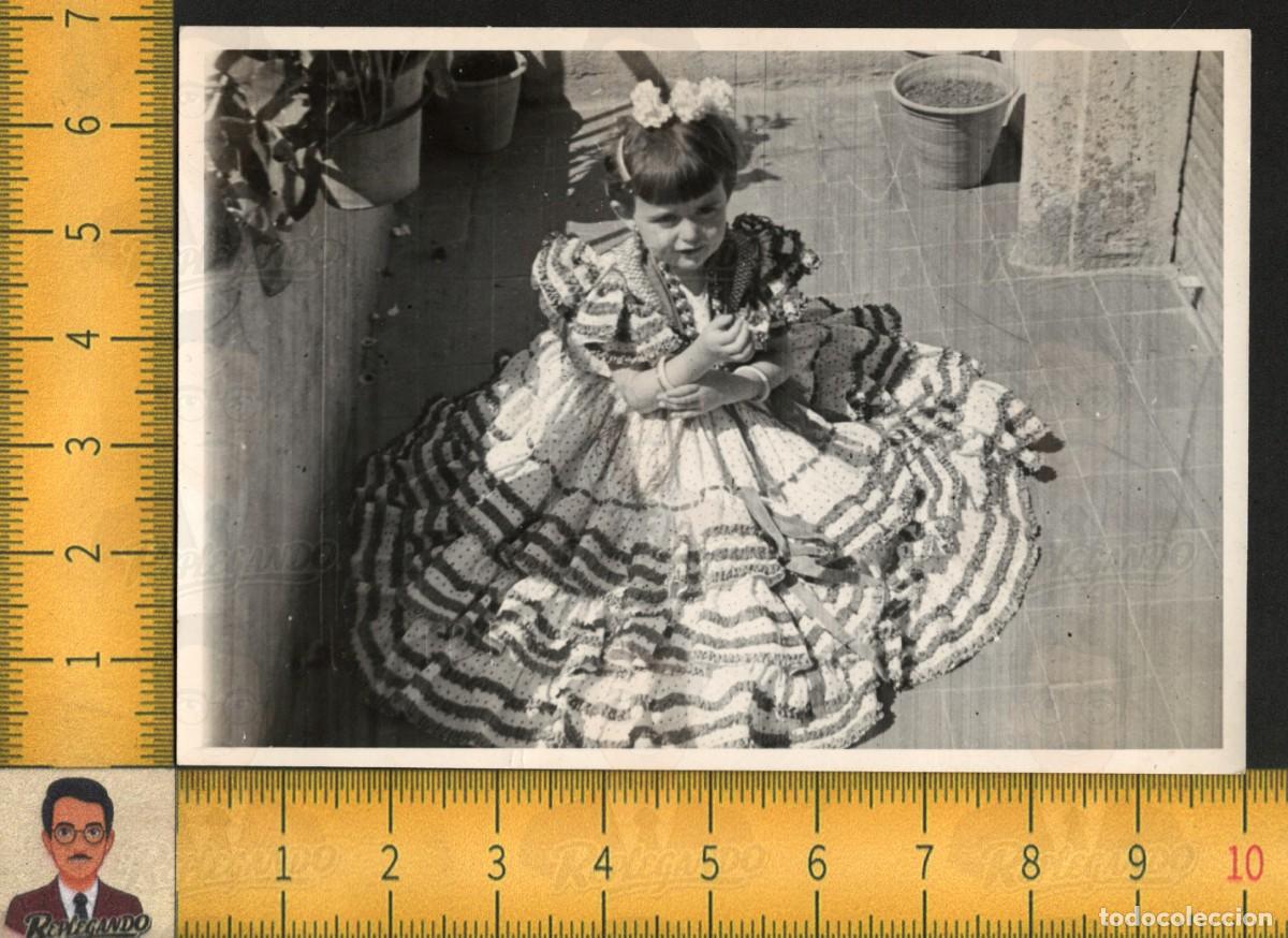Fotograf&iacute;a antigua: NI&Ntilde;A SENTADA TRAJE FLAMENCA VOLANTES CLAVELES PELO MACETAS - FOTO ANTIGUA ART&Iacute;STICA A&Ntilde;OS 50/60