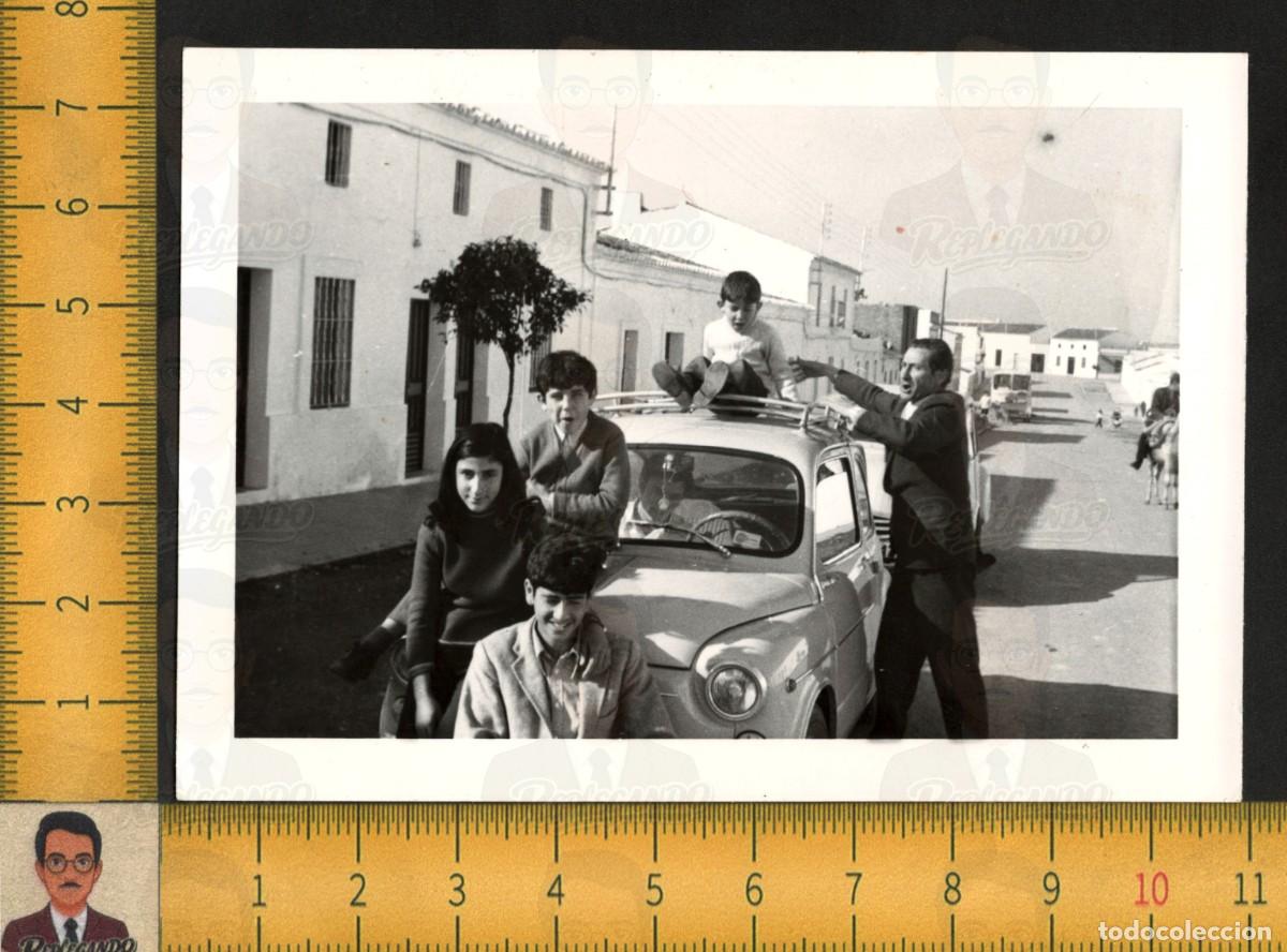 Fotograf&iacute;a antigua: FAMILIA POSANDO COCHE SEAT 600 NI&Ntilde;O SOBRE BACA CALLE PUEBLO ESPA&Ntilde;OL - FOTOGRAF&Iacute;A ANTIGUA A&Ntilde;OS 60