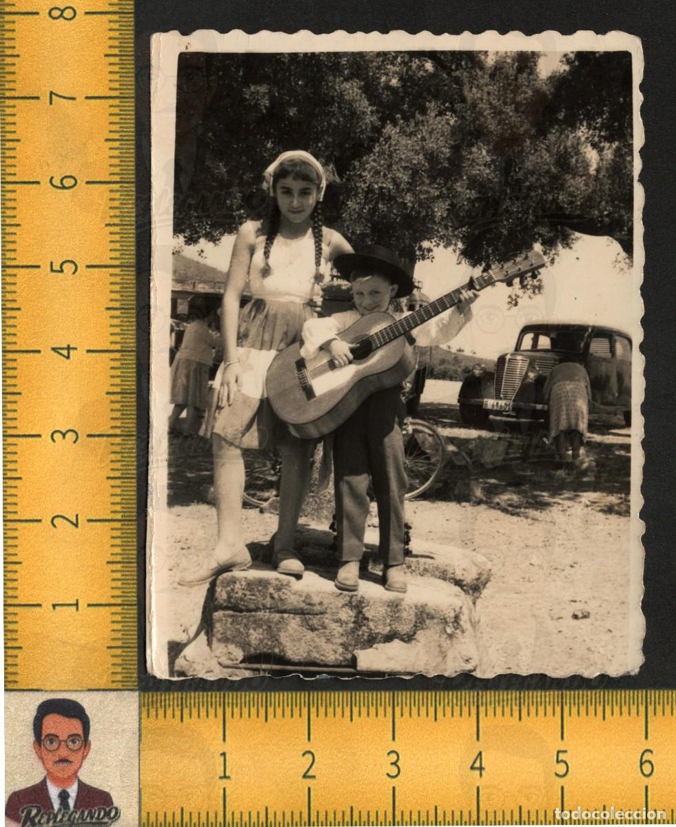 Fotograf&iacute;a antigua: NI&Ntilde;A TRENZAS NI&Ntilde;O SOMBRERO GUITARRA COCHE RENAULT NOVAQUATRE - FOTOGRAF&Iacute;A ANTIGUA A&Ntilde;OS 50