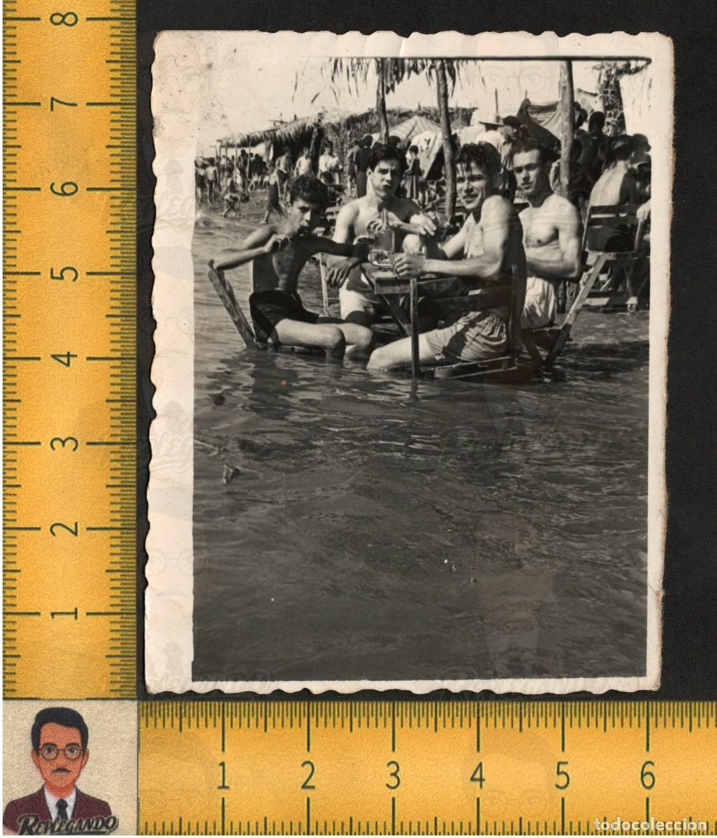 Fotograf&iacute;a antigua: CUATRO J&Oacute;VENES BA&Ntilde;ADOR SENTADOS MESA EN AGUA PLAYA VERANO - FOTOGRAF&Iacute;A ANTIGUA ART&Iacute;STICA A&Ntilde;OS 40/50
