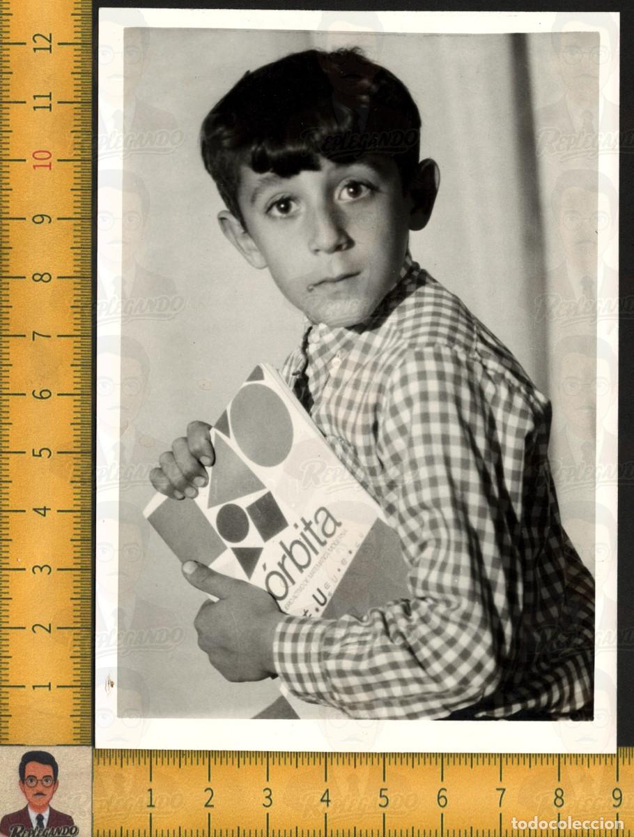 Fotograf&iacute;a antigua: SIMP&Aacute;TICO NI&Ntilde;O RETRATO ESCOLAR LIBRO &Oacute;RBITA MATEM&Aacute;TICAS 4&ordm; CURSO - FOTOGRAF&Iacute;A ANTIGUA A&Ntilde;OS 70