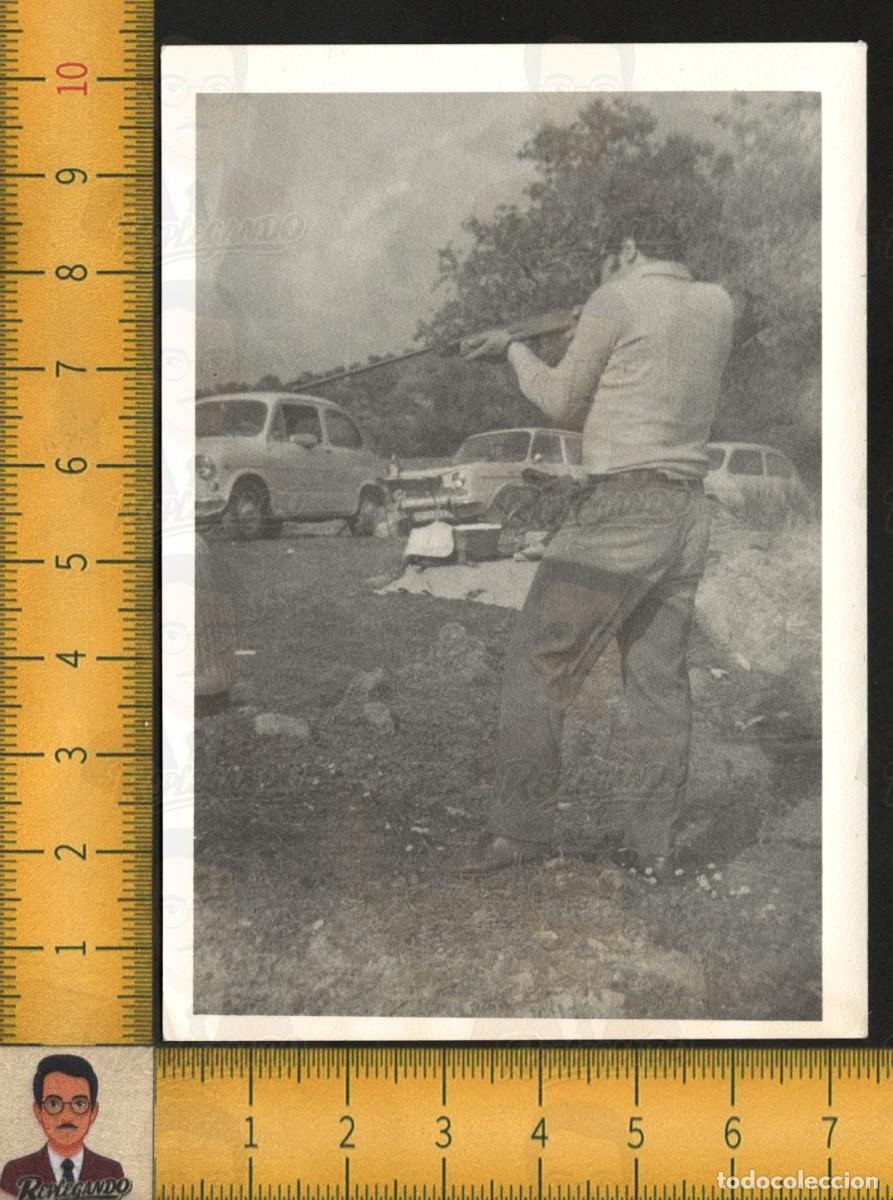 Fotograf&iacute;a antigua: HOMBRE DISPARANDO ESCOPETA PERDIGONES CAMPO COCHES CL&Aacute;SICOS SEAT 600 - FOTOGRAF&Iacute;A ANTIGUA A&Ntilde;OS 60