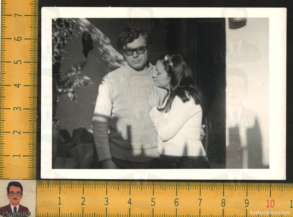 Fotograf&iacute;a antigua: PAREJA JOVEN ENAMORADOS ABRAZO ROM&Aacute;NTICO CHICA MIRANDO NOVIO CON GAFAS - FOTOGRAF&Iacute;A ANTIGUA A&Ntilde;OS 60