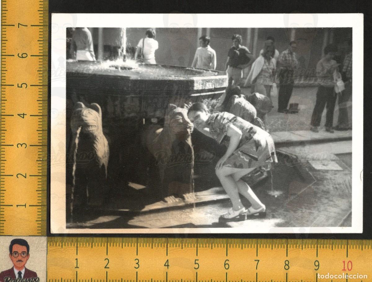 Fotograf&iacute;a antigua: GRANADA (LA ALHAMBRA) : GUAPA MUJER AGACHADA BEBE FUENTE PATIO LEONES - FOTOGRAF&Iacute;A ANTIGUA A&Ntilde;OS 60