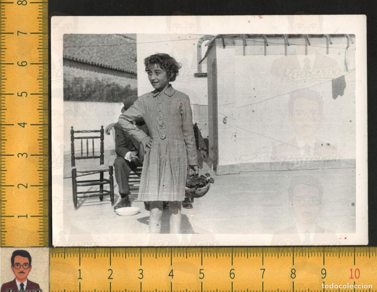 Fotograf&iacute;a antigua: SIMP&Aacute;TICA NI&Ntilde;A POSA VESTIDO A CUADROS MACETA FLORES EN MANO TERRAZA - FOTOGRAF&Iacute;A ANTIGUA A&Ntilde;OS 60